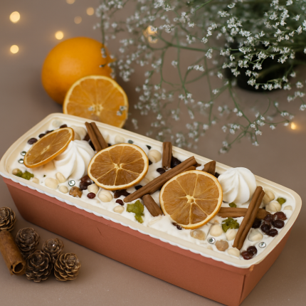 Ziemassvētku kēkss ar bagātīgu dekoru